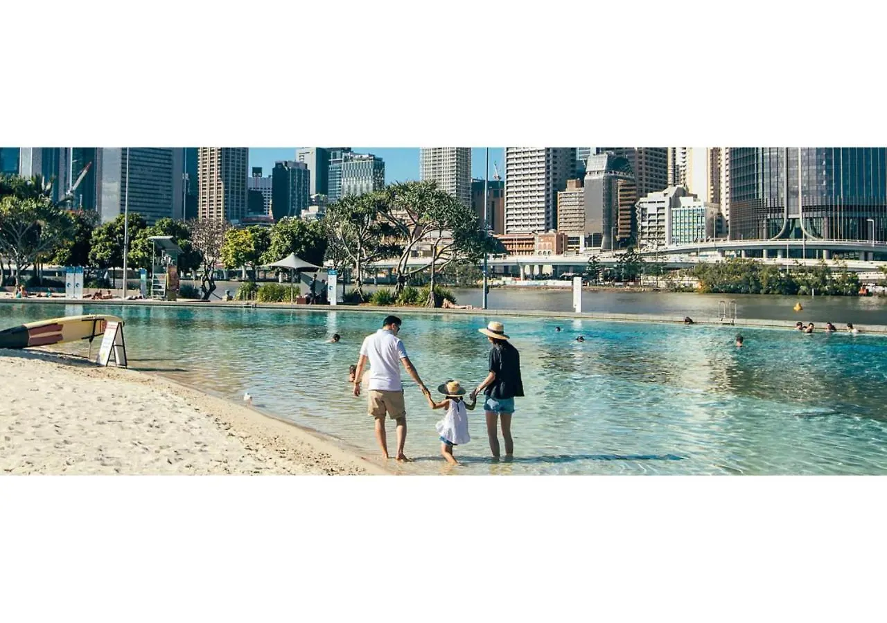 Apartment City Skyline View, Urban Retreat Brisbane Australia